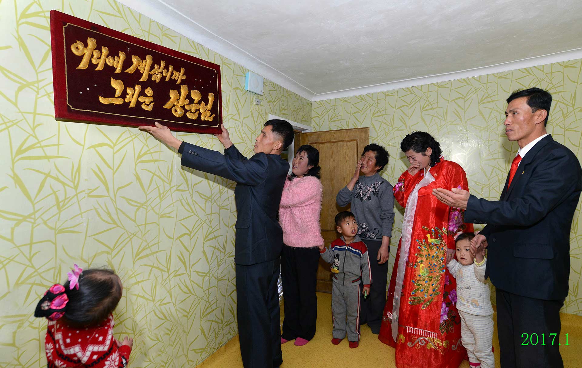 1-인민에게 귀중한 모든것을 안겨주는 조선로동당